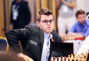 Magnus Carlsen se levanta del tablero